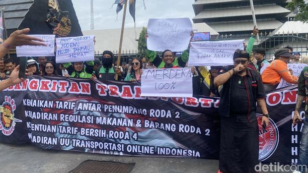 Aksi demo pengemudi ojek online di halaman Kantor Gubernur Jateng, Kecamatan Semarang Selatan, Selasa (20/5/2025).