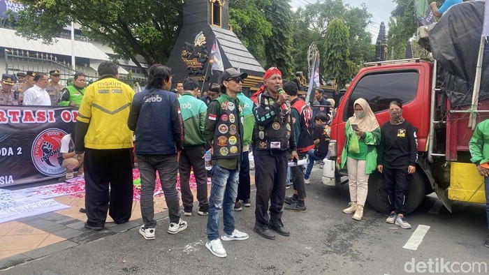 Aksi demo pengemudi ojek online di halaman Kantor Gubernur Jateng, Kecamatan Semarang Selatan, Selasa (20/5/2025).