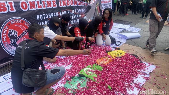 Aksi demo pengemudi ojek online di halaman Kantor Gubernur Jateng, Kecamatan Semarang Selatan, Selasa (20/5/2025).