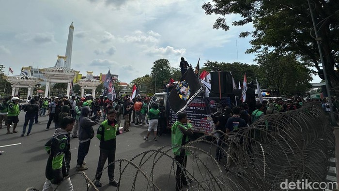 Demo ojol di depan Kantor Gubernur Jatim.