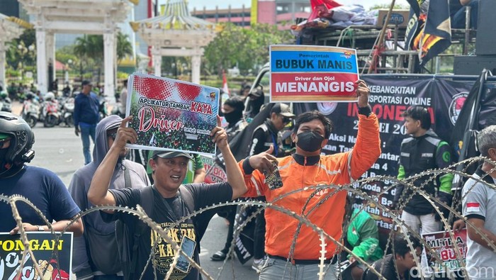 Demo ojol di depan Kantor Gubernur Jatim.