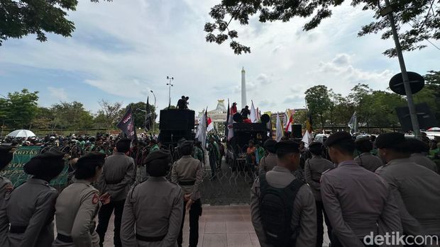 Demo ojol di depan Kantor Gubernur Jatim.