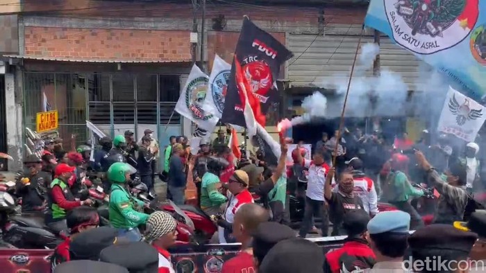 Demo ojol di Kantor Gojek Surabaya