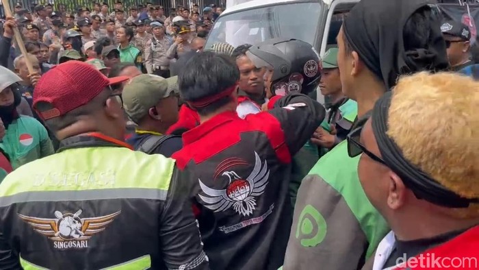 Demo ojol di Kantor Gojek Surabaya