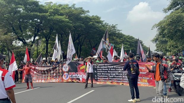 Demo ojol di Surabaya