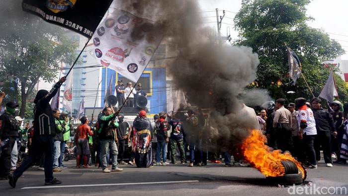 Massa aksi ojek online menggelar demo di Surabaya