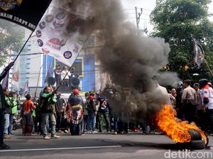 Video Demo Ojol di Surabaya Diwarnai Aksi Bakar Ban