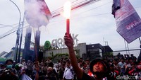 Massa terus bergerak ke salah satu kantor aplikator di Surabaya. Aksi sempat memanas antar sesama driver Ojol.