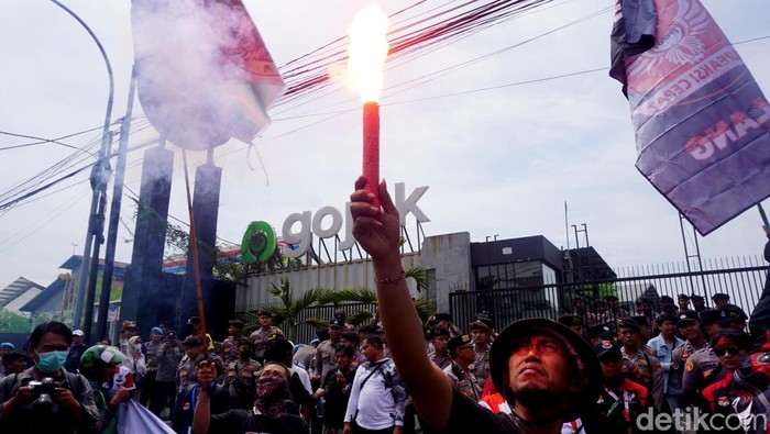 Demo Ojol di Surabaya Massa aksi ojek online menggelar demo di Surabaya