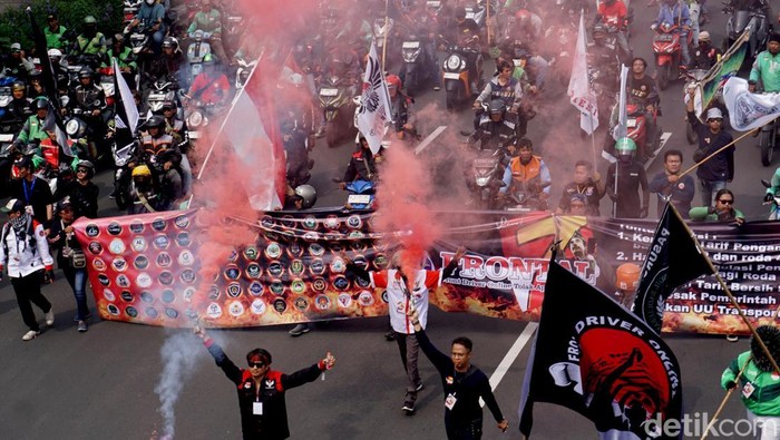 Massa aksi ojek online menggelar demo di Surabaya