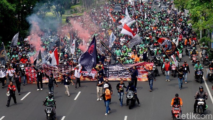 Massa aksi ojek online menggelar demo di Surabaya