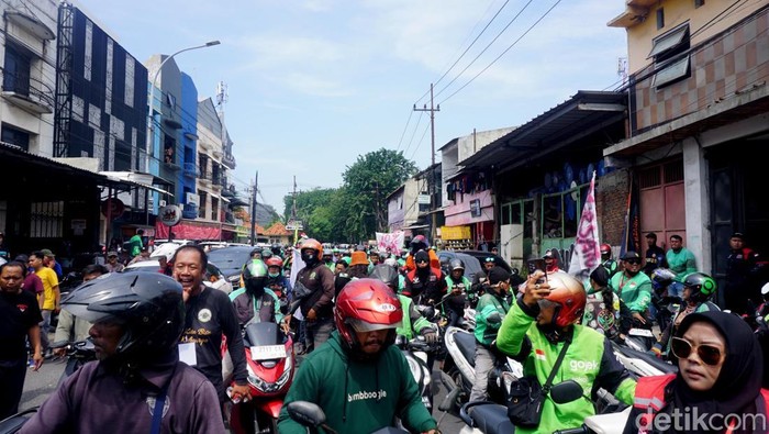 Massa aksi ojek online menggelar demo di Surabaya