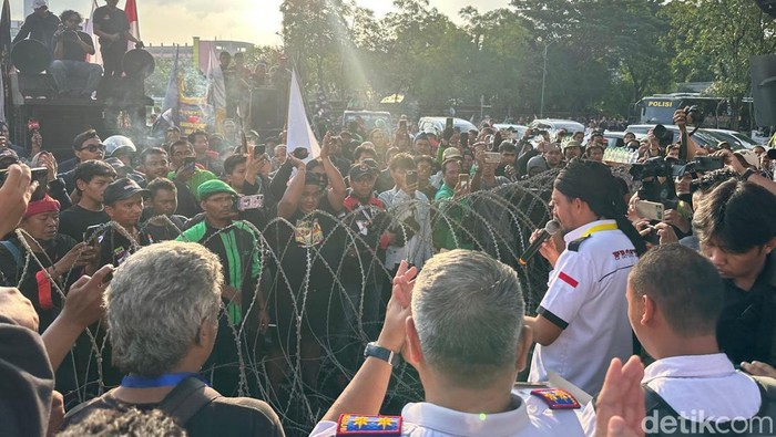 Massa demonstran ojol di Surabaya membubarkan diri setelah ditemui pihak Pemprov Jatim