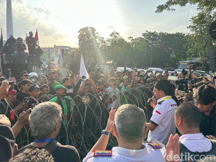 Massa demonstran ojol di Surabaya membubarkan diri setelah ditemui pihak Pemprov Jatim