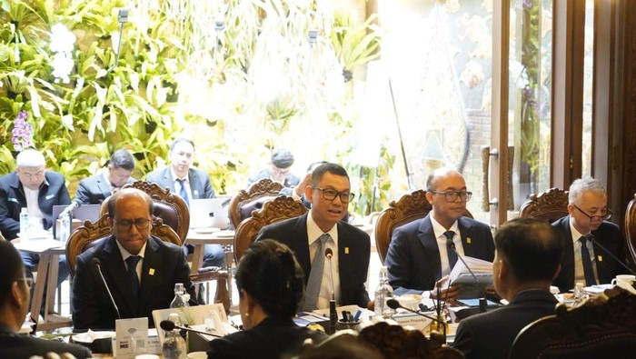 Direktur Utama PLN Enjiniring, Chairani Rachmatullah, dan Deputy Director EPPEI, Wang Shunchao, di Jakarta.