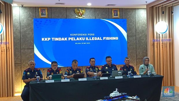 Dirjen PSDKP KKP, Pung Nugroho Saksoso bersama jajarannya saat Konferensi Pers di kantor Media Center KKP, Jakarta, Selasa (20/5/2025). (CNBC Indonesia/Martyasari Rizky)
