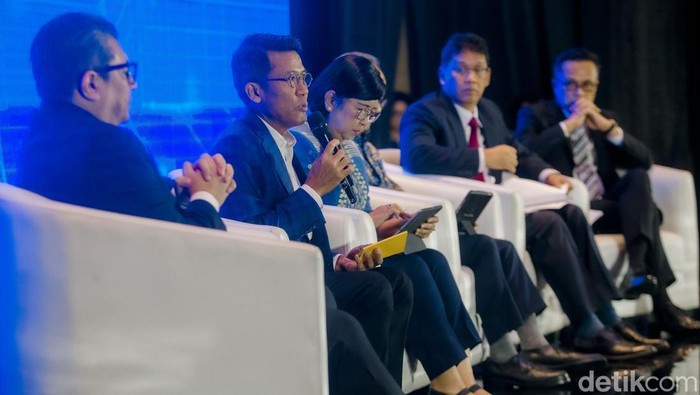 DPR dan Detikcom gelar forum ekonomi bahas strategi Indonesia hadapi tantangan global. Acara ini dihadiri tokoh penting dari DPR, OJK, BI, LPS, dan swasta.