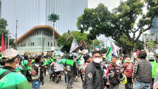 Driver ojol dan pengemudi taksi online yang demo di Patung Kuda, Jakpus, bertambah. Polisi menutup Jalan Medan Merdeka Selatan. (Maulani M/detikcom)