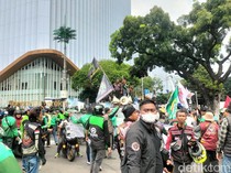 Video: Massa Aksi Bakar Ban dan Flare di Demo Ojol Patung Kuda Jakpus