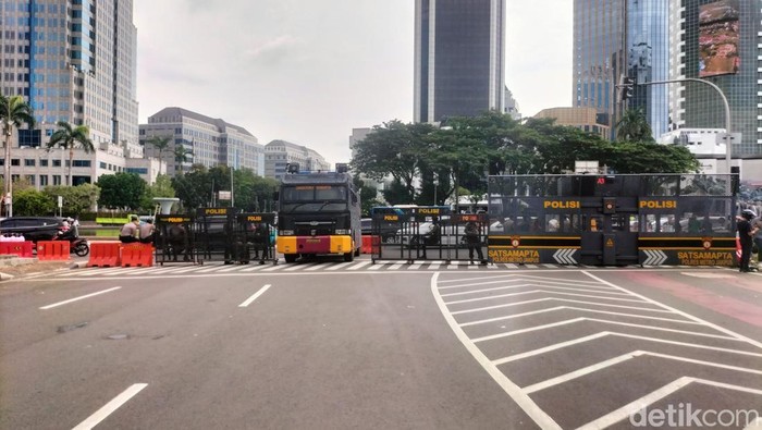 Driver ojol dan pengemudi taksi online yang demo di Patung Kuda, Jakpus, bertambah. Polisi menutup Jalan Medan Merdeka Selatan. (Maulani M/detikcom)