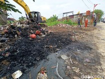 Ekskavator Bersihkan Tumpukan Sampah Bikin Pikap Terjun ke Kanal di Makassar