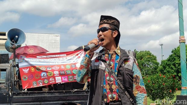 Eman Oditomo, berorasi saat menggelar demo di Alun-alun Purwokerto, Kabupaten Banyumas, Selasa (20/5/2025).