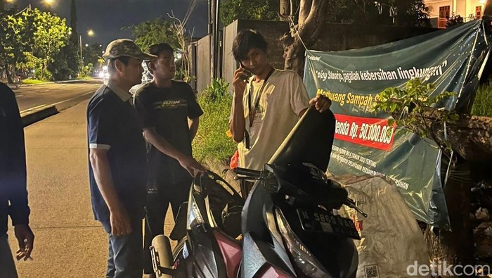 Empat orang yang ketahuan buang sampah sembarangan langsung dikenai sanksi sosial.