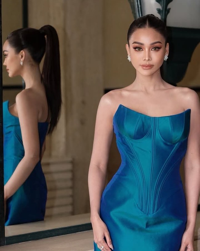 Selagi banyak orang memuji penampilannya, beberapa mencibir wanita tersebut karena gaya dianggap terlalu kaku dan kurang glamour saat mengenakan corset gown warna biru ini. Foto: Instagram @fa_engfa8