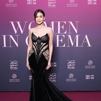 Namun terlepas dari kritik netizen, Engfa Waraha terlihat menawan dalam berbagai gayanya selama di Festival Film Cannes. Begini penampilan seksinya ketika mengenakan gaun bustier bermaterial beludru. Foto: Instagram @fa_engfa8