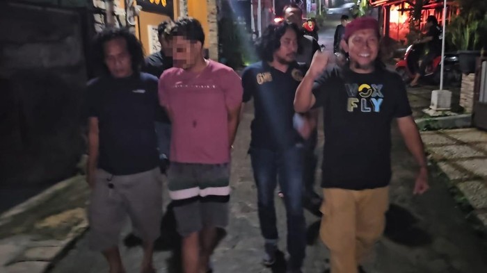 Foto jambret (berkaus merah) digelandang saat berada di Bandungan, Kabupaten Semarang, Senin (19/5/2025).
