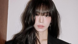 Lee Chaeyoung tampil serba hitam di foto comeback perdana fromis_9 di bawah ASND.