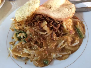5 Gado-gado Legendaris di Jakarta Barat yang Mlekoh Gurih Bumbunya