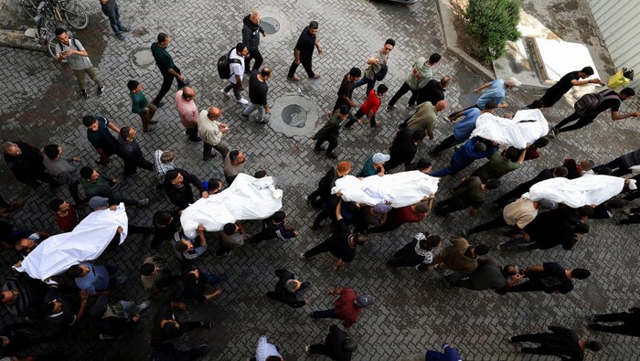Mourners react during the funeral of Palestinians killed in Israeli strikes, at Al-Ahli Arab Baptist hospital, in Gaza City, May 20, 2025. REUTERS/Dawoud Abu Alkas
