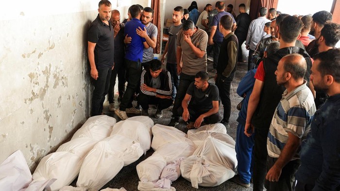 Mourners react during the funeral of Palestinians killed in Israeli strikes, at Al-Ahli Arab Baptist hospital, in Gaza City, May 20, 2025. REUTERS/Dawoud Abu Alkas