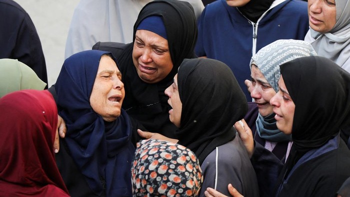 Mourners react during the funeral of Palestinians killed in Israeli strikes, at Al-Ahli Arab Baptist hospital, in Gaza City, May 20, 2025. REUTERS/Dawoud Abu Alkas