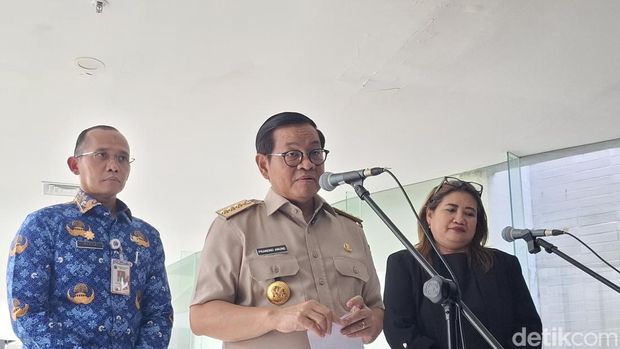 Gubernur Jakarta Pramono Anung meninjau Planetarium yang berada di Taman Ismail Marzuki (TIM), Jakarta Pusat. Pramono ingin Planetarium segera dibuka. (Brigitta B/detikcom)