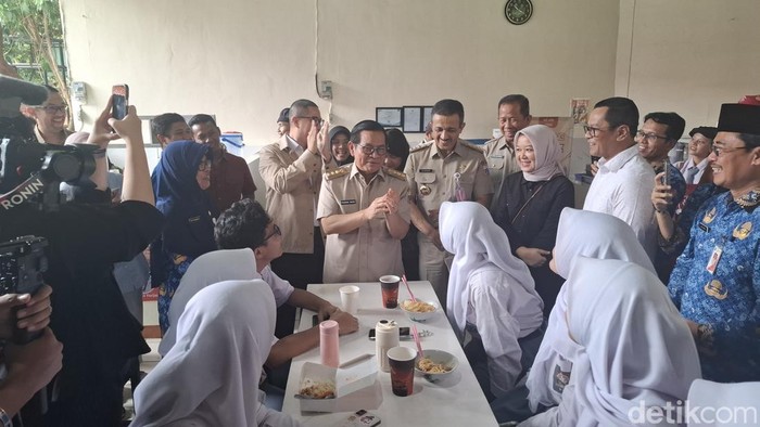 Gubernur Jakarta Pramono Anung resmi meluncurkan program Kantin Sehat Jakarta Cerdas di tiga sekolah menggantikan program sarapan gratis. (Belia/detikcom).