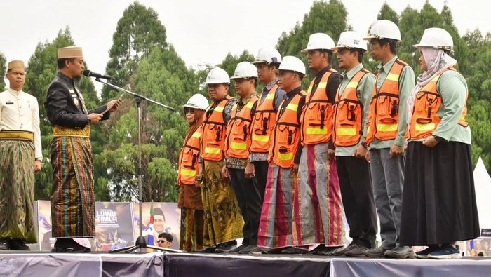 Gubernur Sulsel Andi Sudirman Sulaiman mengukuhkan gugus tugas untuk pembangunan Matano Belt Road di Luwu Timur.