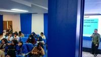 Peserta mahasiswa D3, S1, S2, dan alumni IT PLN menyaksikan materi yang disampaikan Tjahjadi dan psikolog sekaligus pakar kesehatan mental, Deasyanti.