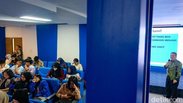 Hadapi Dunia Kerja, Mahasiswa Wajib Kuasasi EQ Tidak hanya IQ, kecerdasan emosional atau EQ wajib dikuasai mahasiswa jika memasuki dunia kerja dan usaha. EQ memiliki peran dan pengaruh yang tinggi dalam hal ini.