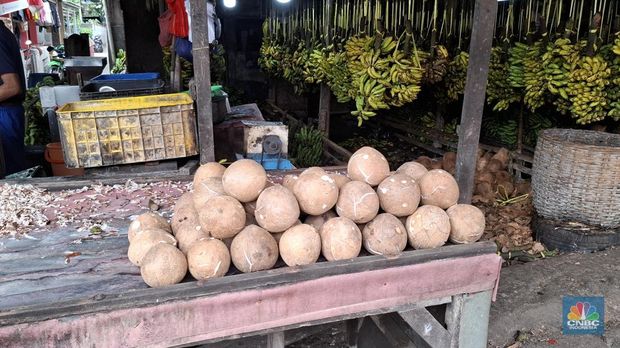 Harga kelapa parut di Pasar Kemiri Muka, Depok, Jawa Barat terpantau sudah mulai mengalami penurunan pada Selasa (20/5/2025). (CNBC Indonesia/Chandra Dwi)