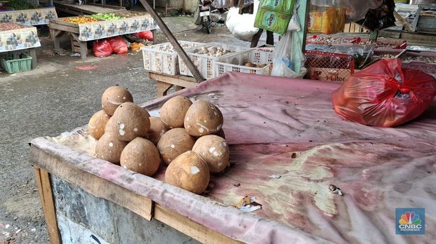 Harga kelapa parut di Pasar Kemiri Muka, Depok, Jawa Barat terpantau sudah mulai mengalami penurunan pada Selasa (20/5/2025). (CNBC Indonesia/Chandra Dwi)