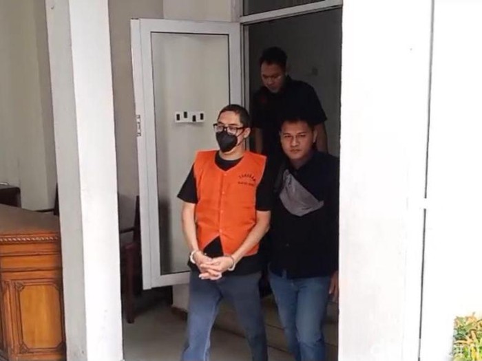 Hariyadi, tersangka dalam kasus kematian Darso, diserahkan oleh penyidik Polda Jateng ke Kejaksaan Negeri Kota Semarang, Selasa (20/5/2025).