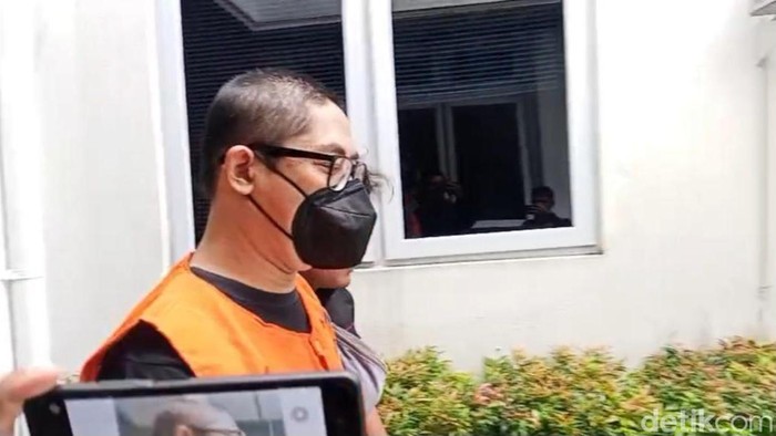 Hariyadi, tersangka dalam kasus kematian Darso, diserahkan oleh penyidik Polda Jateng ke Kejaksaan Negeri Kota Semarang, Selasa (20/5/2025).