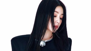 Album TILT akan berisi 6 lagu baru. Salah satu lagunya dinyanyikan bersama Julie KISS OF LIFE berjudul Whats Your Problem.
