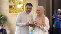 Irish Bella dan Haldy Sabri berfoto di dalam masjidnya. (Foto: dok Instagram)