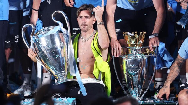 Piala-piala Man City di Tangan Manusia 100 Juta