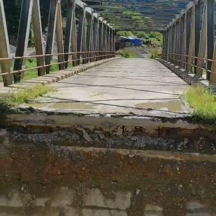 Jembatan Jempolon di Hulu Desa Paking, Kecamatan Mentarang, Kabupaten Malinau, Kalimantan Utara, putus akibat longsor yang dipicu hujan deras dan banjir, Selasa (20/5/2025).