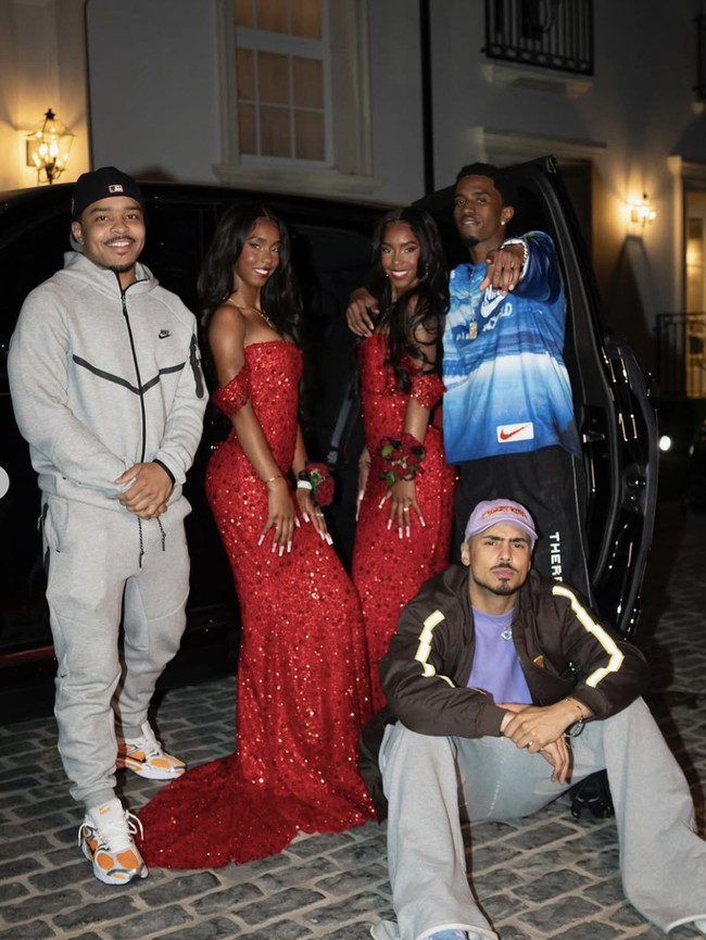 Jessie dan D’Lila tampil serasi dalam gaun merah berkilau dengan potongan off-shoulder. Mereka didampingi oleh pacar mereka. Foto: dok. Instagram @the_combs_twins