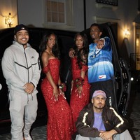 Jessie dan D’Lila tampil serasi dalam gaun merah berkilau dengan potongan off-shoulder. Mereka didampingi oleh pacar mereka. Foto: dok. Instagram @the_combs_twins